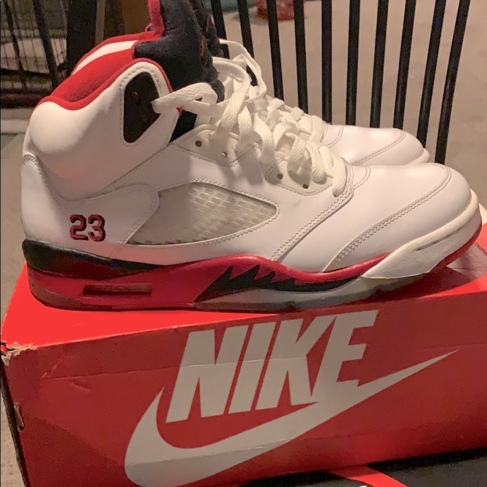 Gently used 2013 Jordan Retro 5’s. 8/10